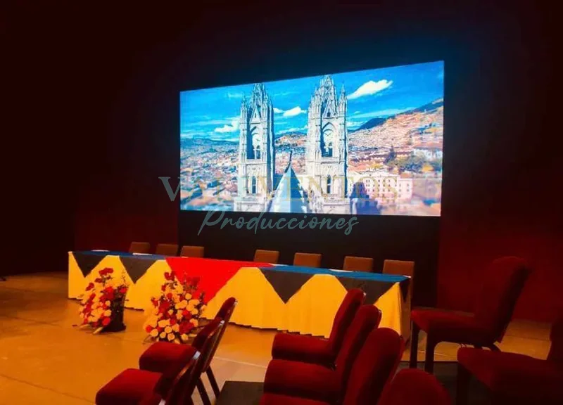 Pantalla LED en auditorio para evento institucional en Quito