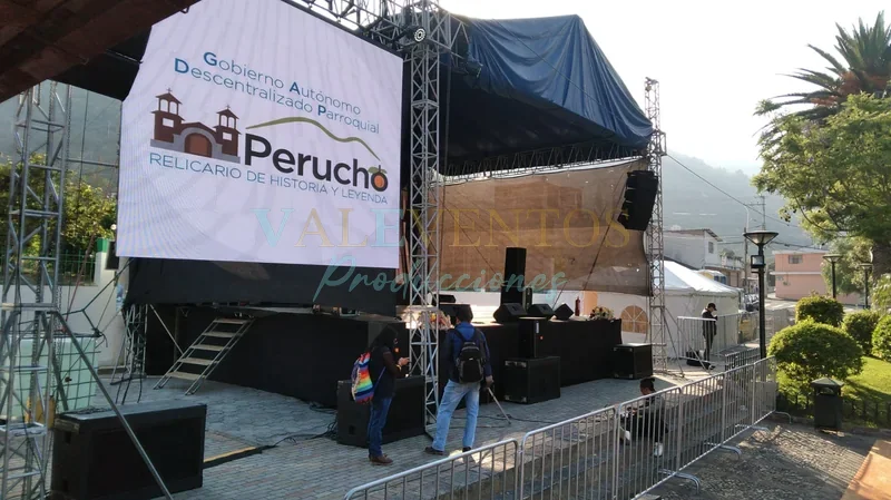Escenario con pantalla LED gigante para evento exterior en Quito