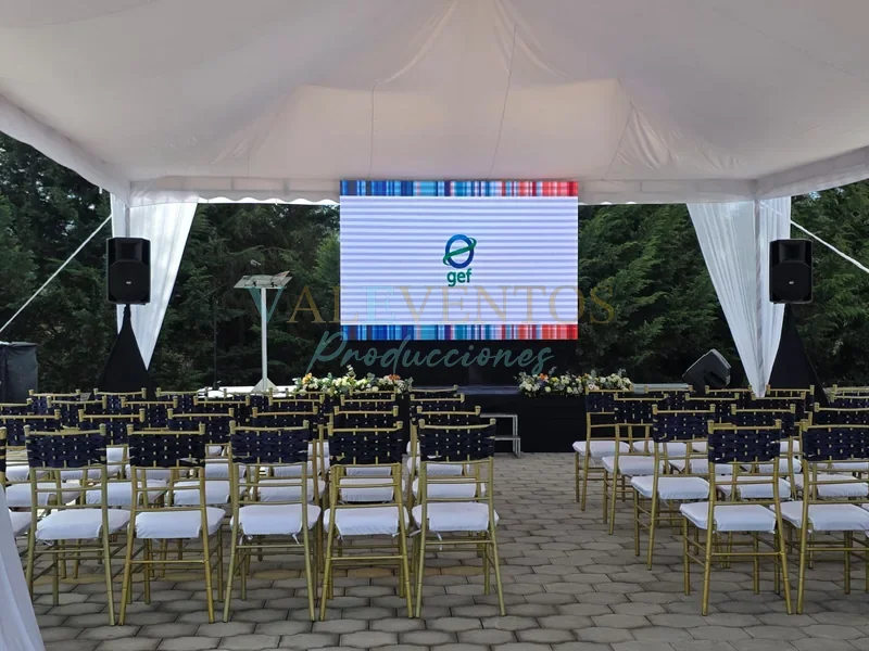 Producción corporativa con pantalla LED y sonido profesional