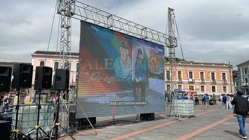 Pantalla LED gigante en plaza de Quito para Fan Zone del Mundial